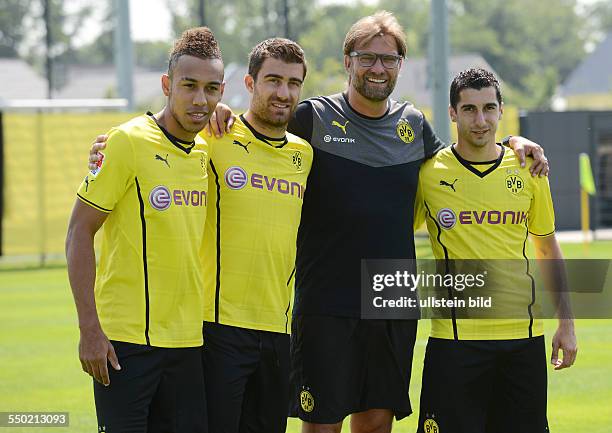 Fussball, Saison 2013-2014, 1. Bundesliga, Offizieller Mannschafts und Portraitfoto - Termin von Borussia Dortmund, , Trainer Jürgen Klopp , 2....