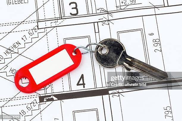 Ein Schlüssel einer Wohnung liegt auf einem Hausplan
