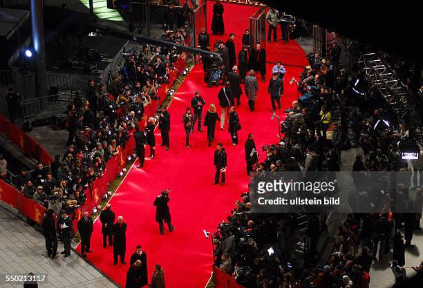 Fotografen und Prominente am Roten Teppich anlässlich der 57. Internationalen Filmfestspiele in Berlin gegenüber