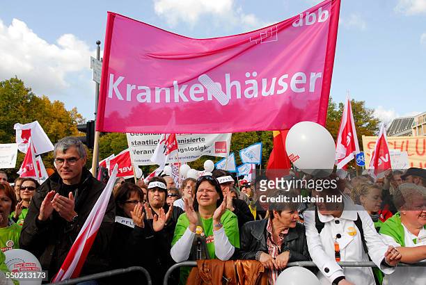 Demonstration von Klinikangestellten gegen die schlechte finanzielle Situation von Krankenhäusern in Berlin