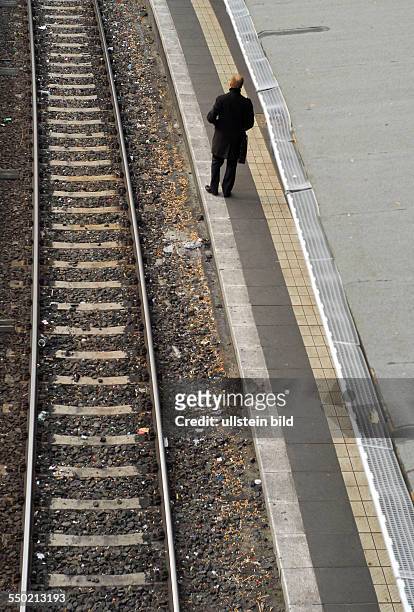 Bahnstreik - Fahrgast wartet auf eine S-Bahn in Berlin