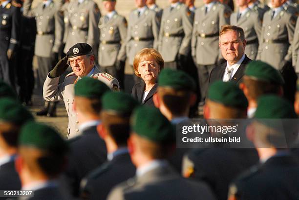 Bundeskanzlerin Angela Merkel und Verteidigungsminister Franz-Josef Jung beim feierlichen Gelöbnis von Rekruten der Bundeswehr vor dem...