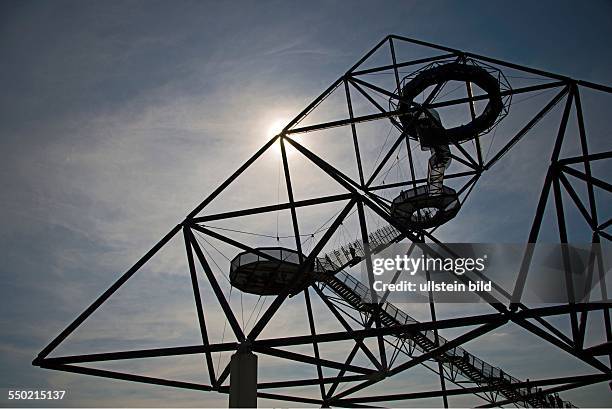 Tetraeder auf der Halde Emscherblick, Bottrop vor verschleierter Sonne