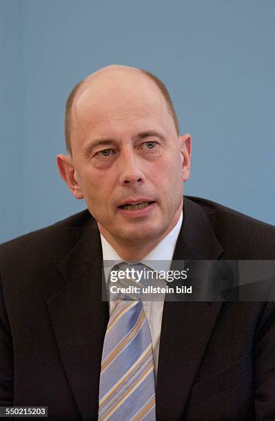 Bundesverkehrsminister Wolfgang Tiefensee während einer Pressekonferenz anlässlich der Vorstellung des Jahresberichtes zum Stand der Deutschen...