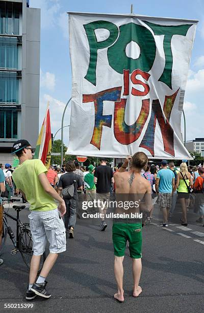 Hanfparade 2013 in Berlin - Demonstranten fordern die Legalisierung von Cannabis und dessen Konsum