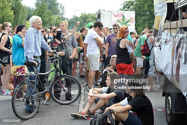 Hanfparade 2013 in Berlin - Hans-Christian Ströbele mit einem Fahrrad während der Demonstration für die Legalisierung von Cannabis und dessen Konsum