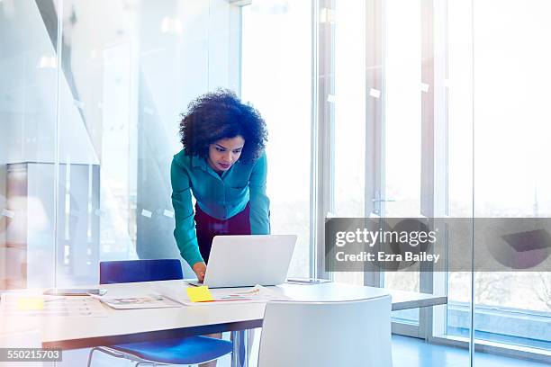 woman working in modern glass office - frau schreibtisch laptop büro stock-fotos und bilder