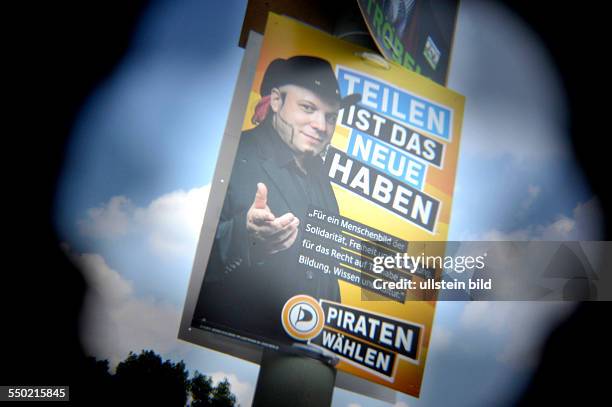 Bruno Gert Kramm bauf einem Wahlplakat der Piratenpartei mit dem Slogan Teilen ist das neue Haben