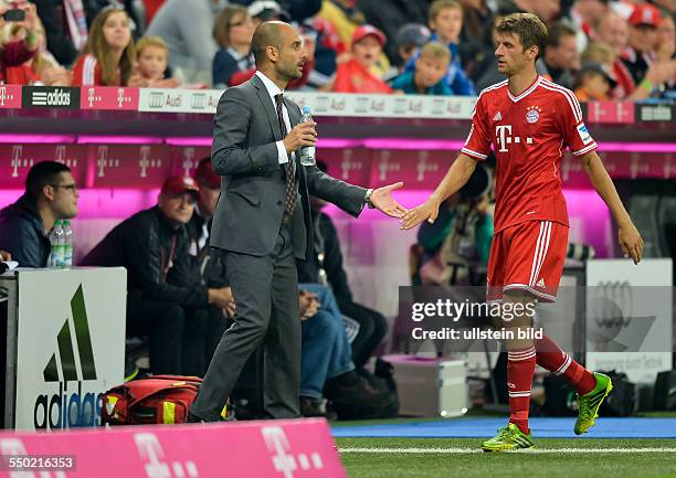 Cheftrainer Josep Pep Guardiola klatsch Thomas Mueller ab waehrend dem Eroeffnungsspiel zur 51. Fussball Bundesliga Saison. FC Bayern Muenchen gegen...