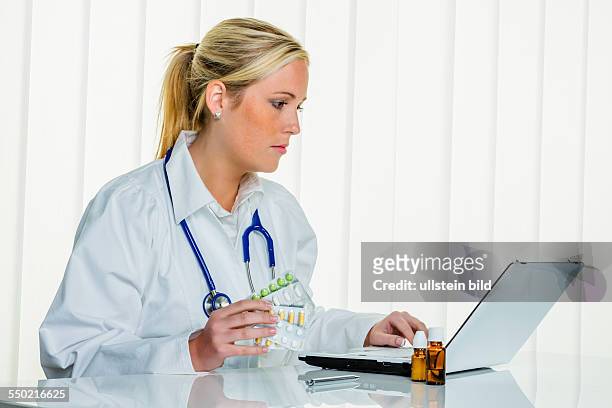 Ein Arzt stellt ein Rezept für Medikamente aus. Rezeptpflichtige Tabletten aus der Apotheke.