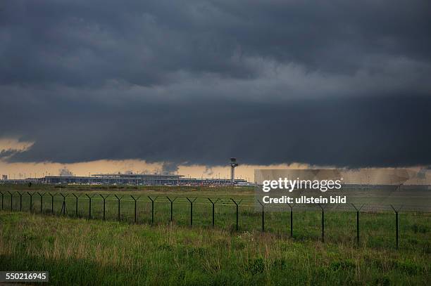 Unwetter in Berlin, Blitz über dem Flughafen Berlin Brandenburg BER in Schönefeld bei Berlin