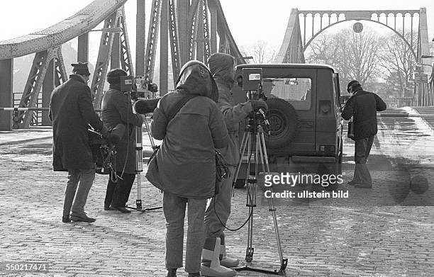 Agentenbrücke. Berlin , 04. 01. 1986. Foto: Journalisten, Fahrzeug der US-Militärmission bei Passage nach Potsdam. An der Glienicker Brücke, dem...