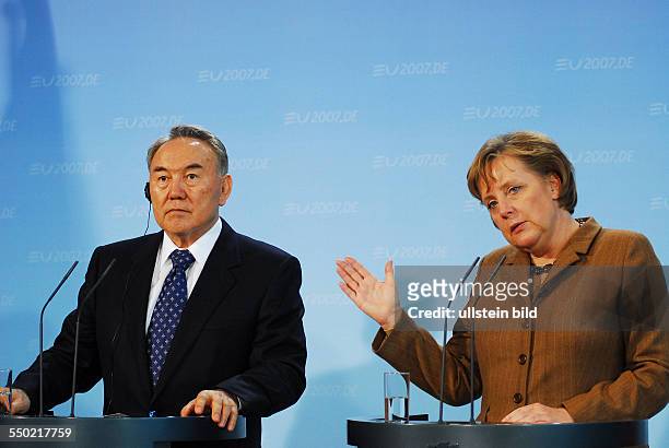 Bundeskanzlerin Angela Merkel und Präsident Nursultan Abischewitsch Nasarbajew während einer gemeinsamen Pressekonferenz in Berlin