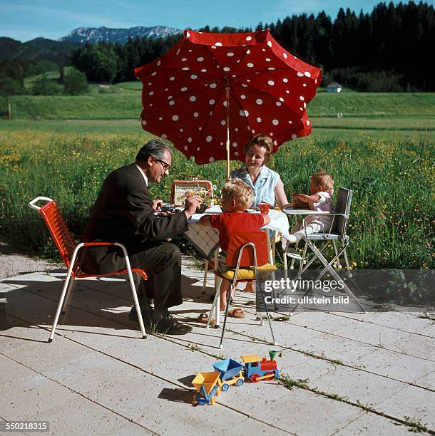 Familie beim Frühstück im Freien, 60er Jahre