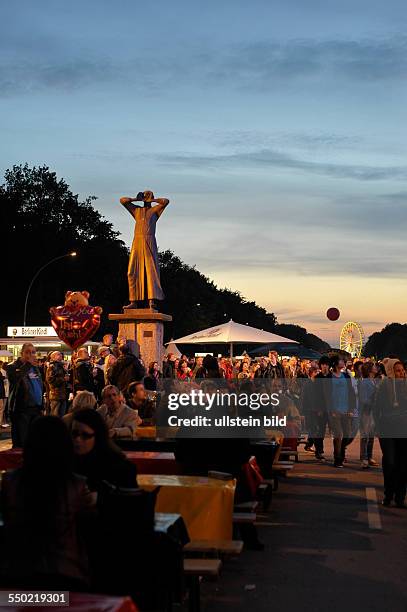 Viele Besucher feiern den 20. Jahrestag der Deutschen Einheit auf der Strasse des 17. Juni in Berlin