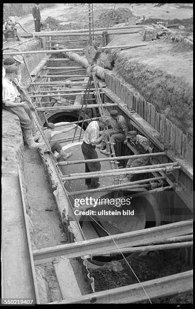 Ca.1954, Bauarbeiter, Tiefbau, Leitungsverlegung, Abwasserrohre