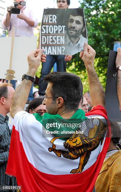 Exil-Iraner demonstrieren gegen die geplante Amtseinführung von Präsident Mahmud Ahmadinedschad in Berlin