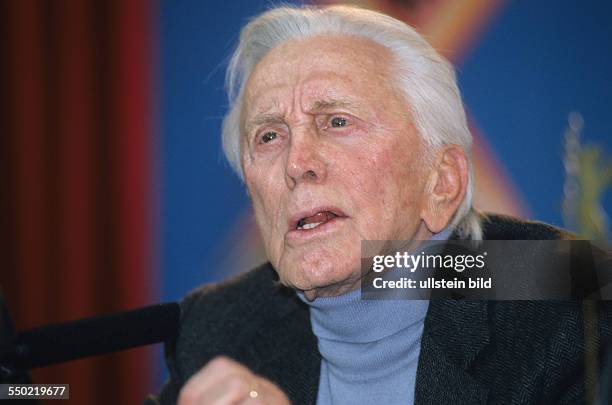 Schauspieler Kirk Douglas während einer Pressekonferenz anlässlich der 51. Internationalen Berliner Filmfestspiele