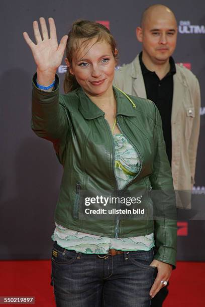 Schauspielerin Nadja Uhl mit Lebensgefährte Kay Bockhold anlässlich der Premiere des Films -Das Bourne Ultimatum- in Berlin
