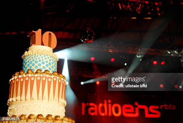 Jahre Radio Eins - riesige Geburtstagstorte anlässlich der Geburtstagsparty in der Arena in Berlin