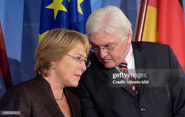 Präsidentin Michelle Bachelet und Bundesaußenminister Frank-Walter Steinmeier am Rande der Unterzeichnung des Regierungsstipendiumprogramm im...