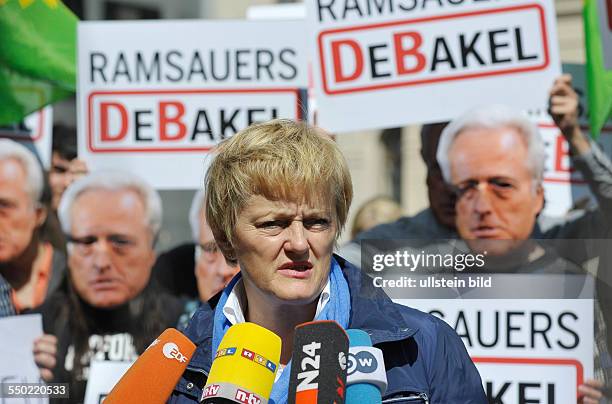 Renate Künast gibt ein Pressestatement zum Bahn-Chaos, dem Personalmangel und Zugausfällen vor dem Verkehrsministerium in Berlin