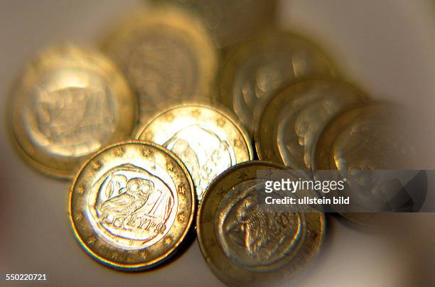 Griechische Euro-Münzen unter einer Lupe