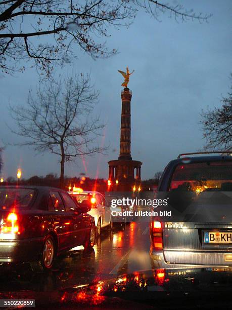 Abendlicher Straßenverkehr rund um den Großen Stern mit der Siegessäule in Berlin