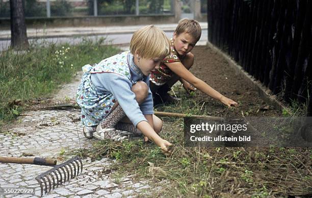 Ca. 1950, Kinder bei der Gartenarbeit