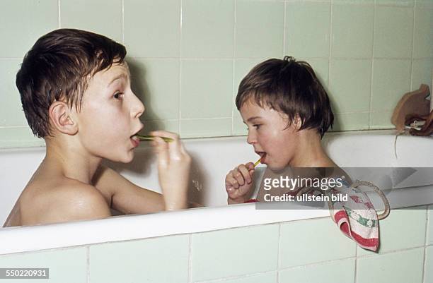Ca. 1956, Kinder putzen Zaehne