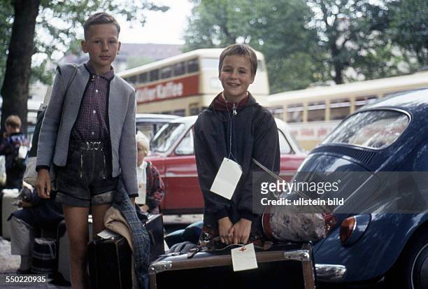 Berlin, ca. 1965, Kinder mit gepackten Koffern