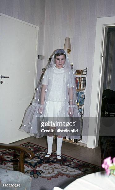 GEr, ca. 1958, Maedchen im eleganten weissen kleid