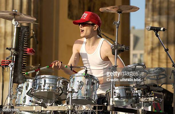 Schlagzeuger Sebastian Reznicek während eines Konzertes anlässlich der Eröffnung der FIFA Fanmeile vor dem Brandenburger Tor in Berlin