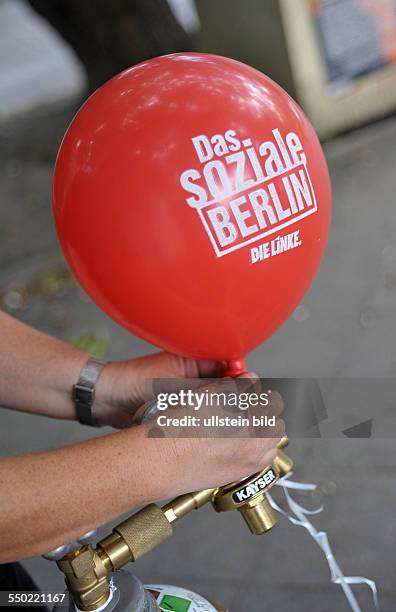 Luftballon der Linkspartei mit dem Schriftzug: Das soziale Berlin! - Strassenwahlkampf der Partei Die Linke in Berlin-Prenzlauer Berg