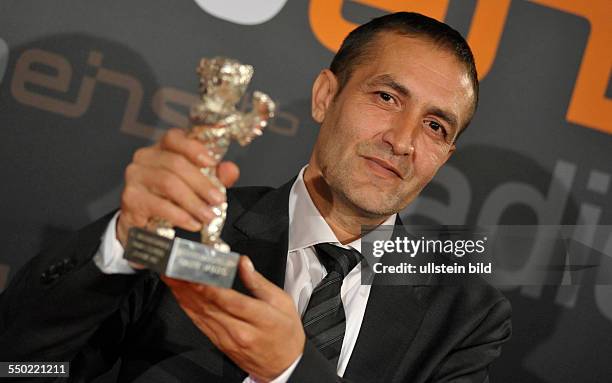 Schauspieler Nazif Mujic mit dem Silbernen Bären als bester Darsteller in dem Film An Episode in the Life of an Iron Picker anlässlich des RadioEins...