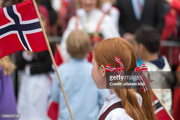 Nationalfeiertag, Verfassungstag am 17. Mai in Norwegen: Nationalfeiertag 17. Mai, Feierlichkeiten in Oslo, Norwegen: Parade der Schulklassen auf der...