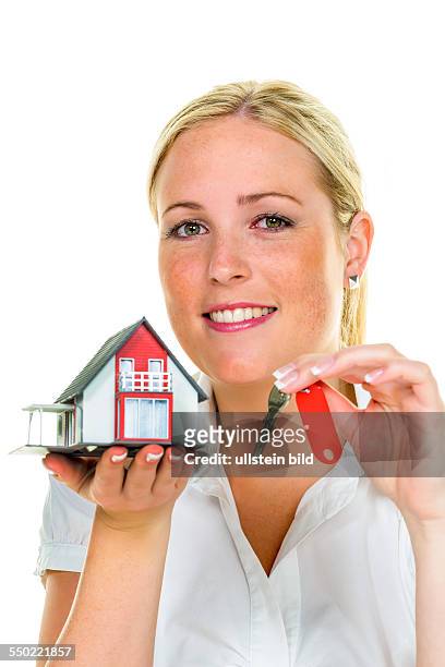 Ein Makler für Immobilien mit einem Haus und einem Schlüssel. Erfolgreiche Vermietung und Hausverkauf durch Immobilienmakler.