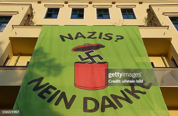 Nazis Nein Danke - Transparent am Gebäude der Bundesgeschäftstelle von Bündnis 90/ Die Grünen in Berlin