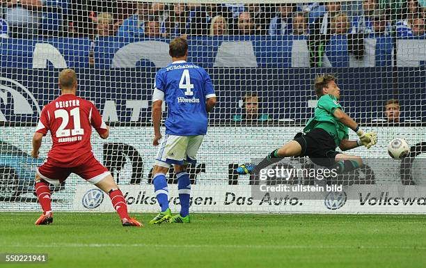 Fussball, Saison 2013-2014, 1. Bundesliga, 1. Spieltag, FC Schalke 04 - Hamburger SV 3-3, Torhüter Timo Hildebrand , re., bekommt den Kopfball von...