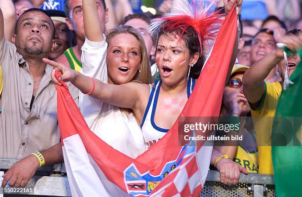 Kroatische Fußballfans verfolgen des Spiel Brasilien-Kroation auf dem Fan Fest FIFA WM 2006 in Berlin