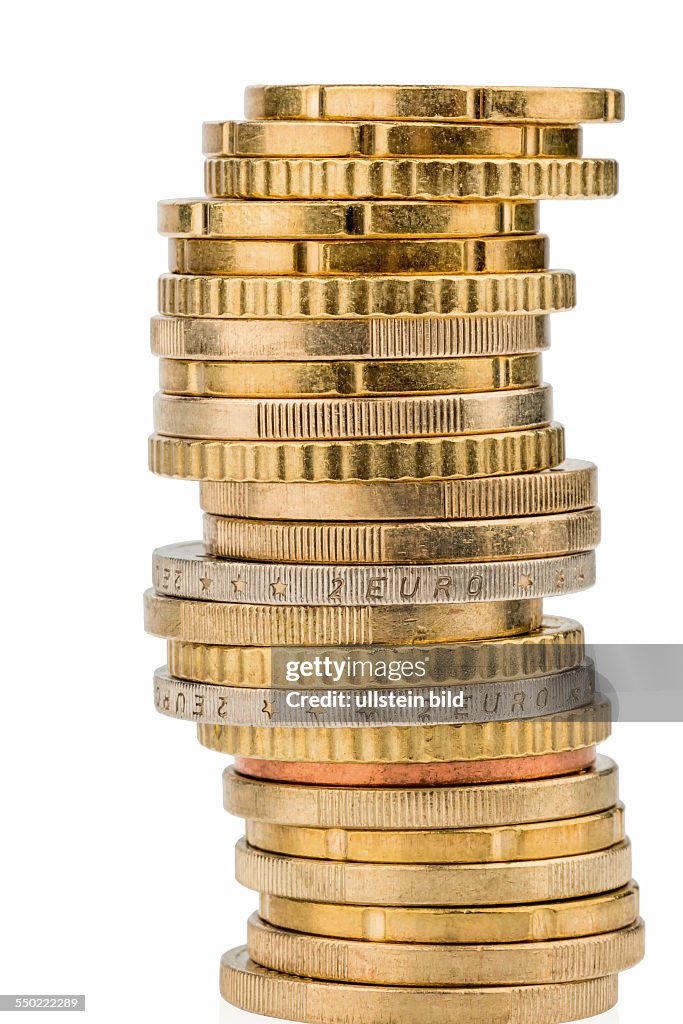 Stapel Geldmünzen vor weißem Hintergrund