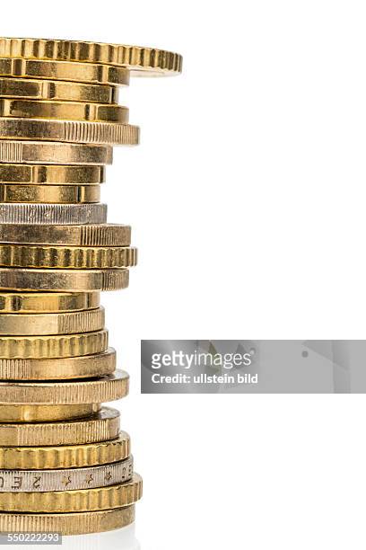 Ein Stapel von Geldmünzen vor einem weißen Hintergrund