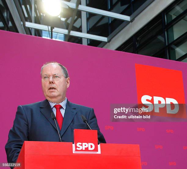 Peer Steinbück stellt im Rahmen einer Pressekonferenz im Atrium des Willy-Brandt-Hauses drei weitere Mitglieder seines Kompetenzteams vor.