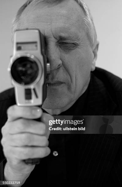 Regisseur Peter Grennaway mit einer Lomo-Handkamera am Rande der 54. Internationalen Filmfestspiele in Berlin