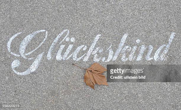 Glückskind - Schriftzug auf dem Gehsteig in der Wichertstraße in Berlin - Prenzlauer Berg