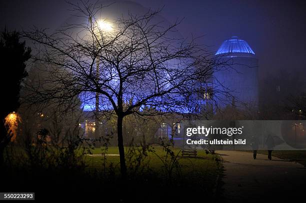 Herbst in Berlin - abendlicher Ernst-Thälmann-Park mit dem Zeiss-Großplanetarium