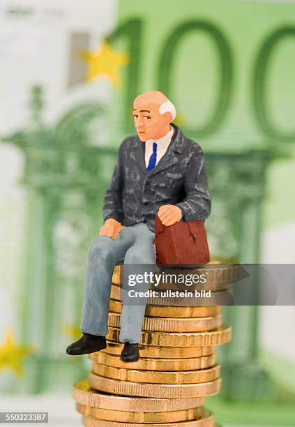 Ein Rentner sitzt auf seinem Geld. Symbolfoto für Rente und Penison