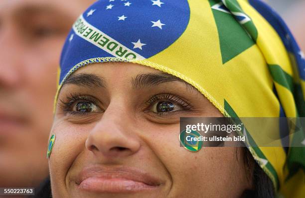 Weiblicher brasilianischer Fan mit Kopftuch und Gesichtsbemalung anlässlich der Eröffnung der FIFA Fanmeile vor dem Brandenburger Tor in Berlin