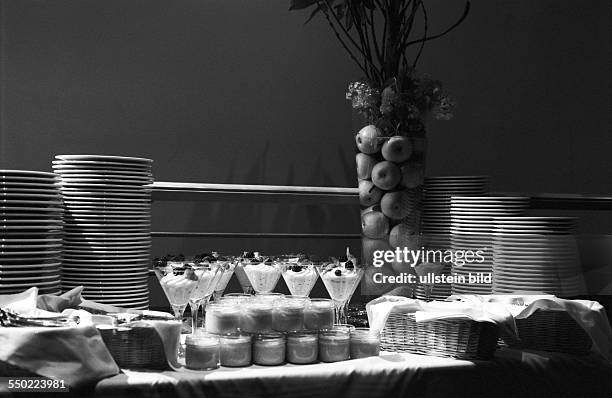 Desserts stehen auf dem Buffet anlässlich der Eröffnung der 53. Internationalen Filmfestspiele in Berlin