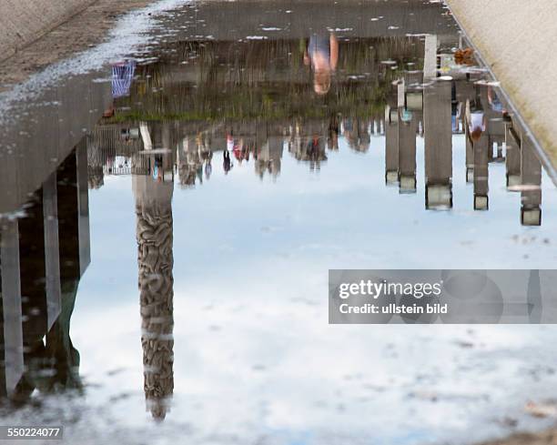 Vigeland-Skulpturenpark in Oslo: Spiegelung in einer Pfützte